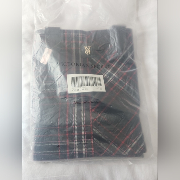 Victoria's Secret Black and Red Plaid Tote - Picture 5 of 8